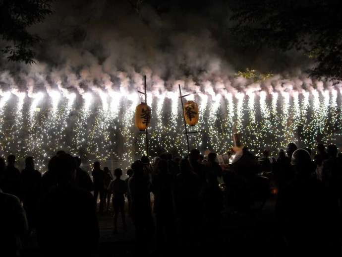 9月の仲秋祭で見られる仕掛け花火