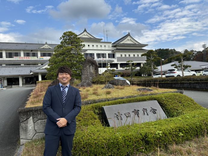 竹田市役所で移住を担当する重石さん