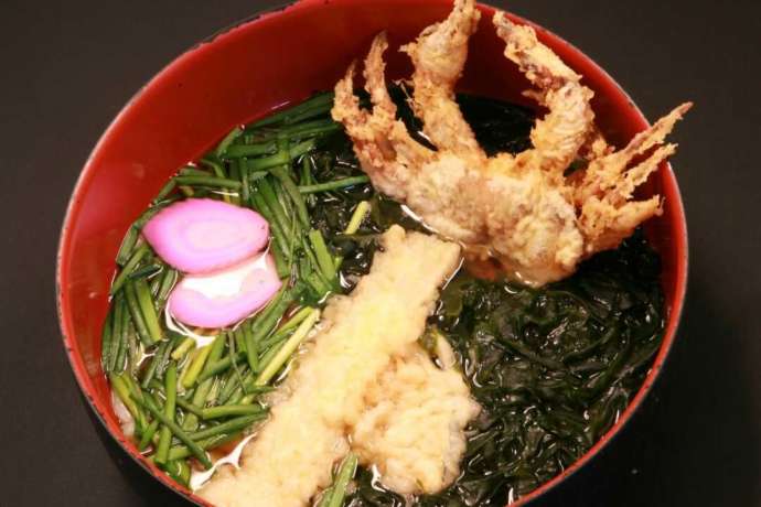 脱皮したカニが丸ごと1匹入った「ガニ湯うどん」