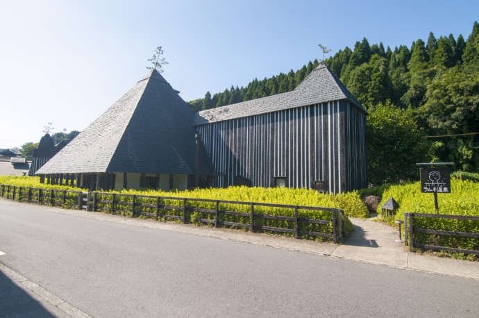 黒と白のコントラストが特徴の「ラムネ温泉館」