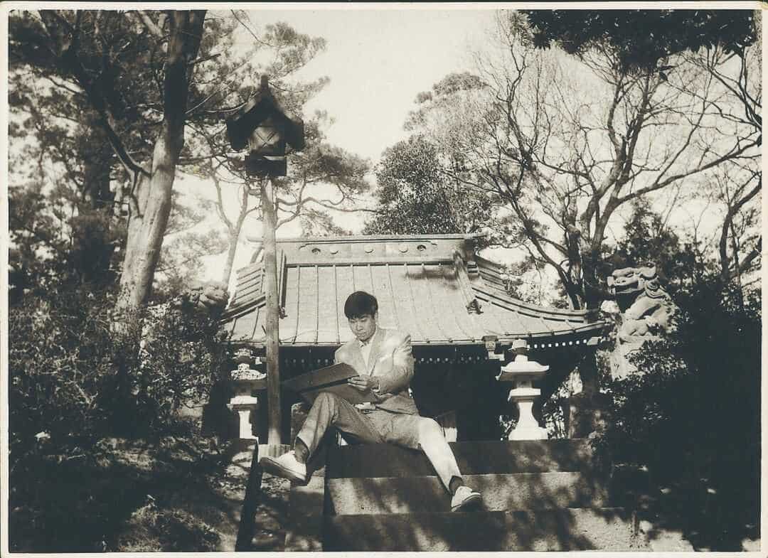 東京都世田谷区にある瀬田玉川神社で撮影の合間にスケッチをする石原裕次郎さん