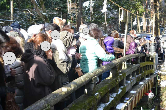 太鼓橋から厄落としをする様子