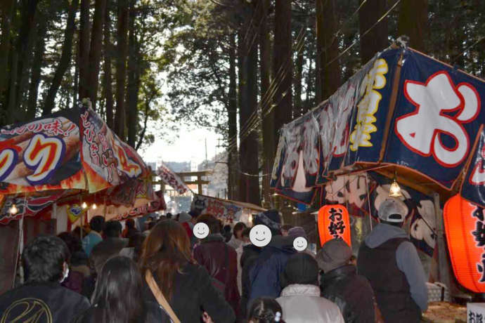 厄除大祭の出店で賑わう参道