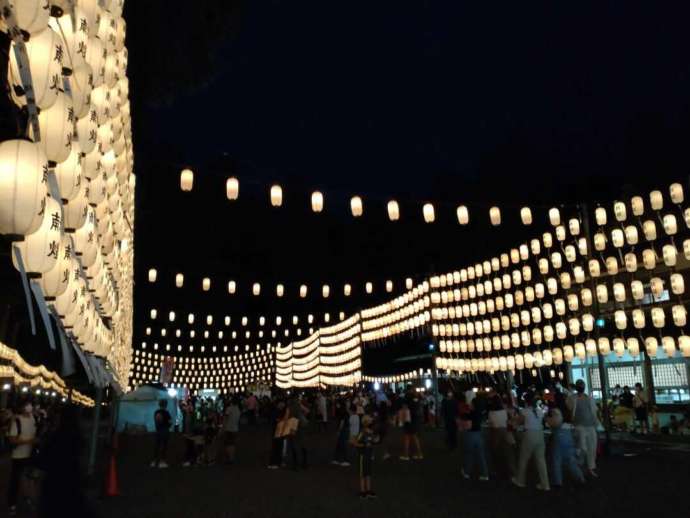 万灯祭時の境内