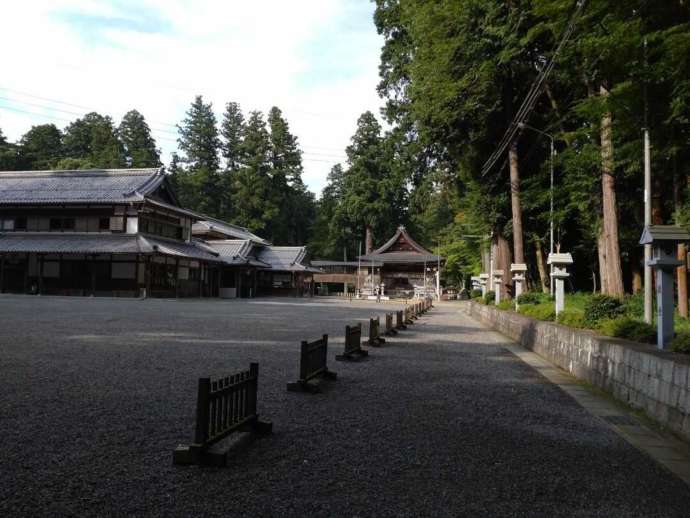 田村神社の広々とした境内