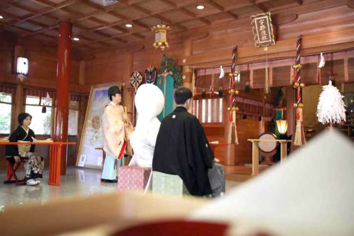 讃岐國一宮田村神社の神前式で神職が入場してくる様子