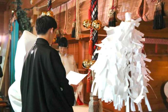 讃岐國一宮田村神社の神前式で誓詞奏上を行う様子