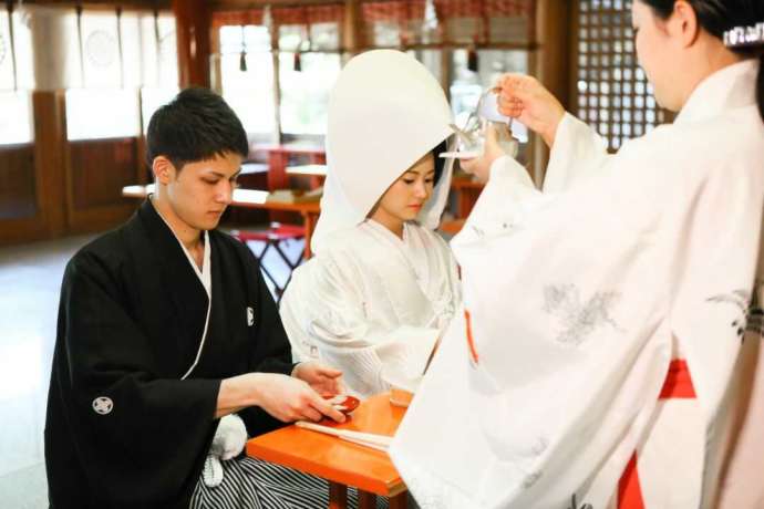 讃岐國一宮田村神社の神前式で親族固めの盃を行う様子