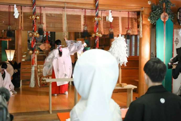 讃岐國一宮田村神社の神前式で神楽奉納が披露される様子