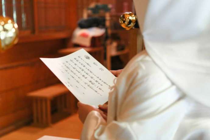 讃岐國一宮田村神社の神前式で誓詞奏上を行う様子