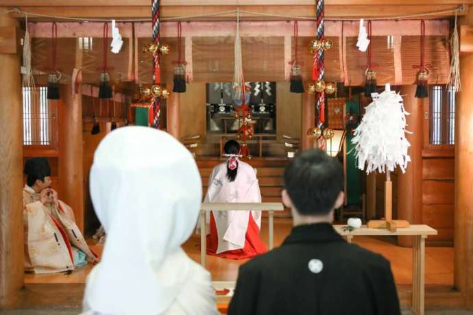 讃岐國一宮田村神社の神前式で神楽奉納が披露される様子