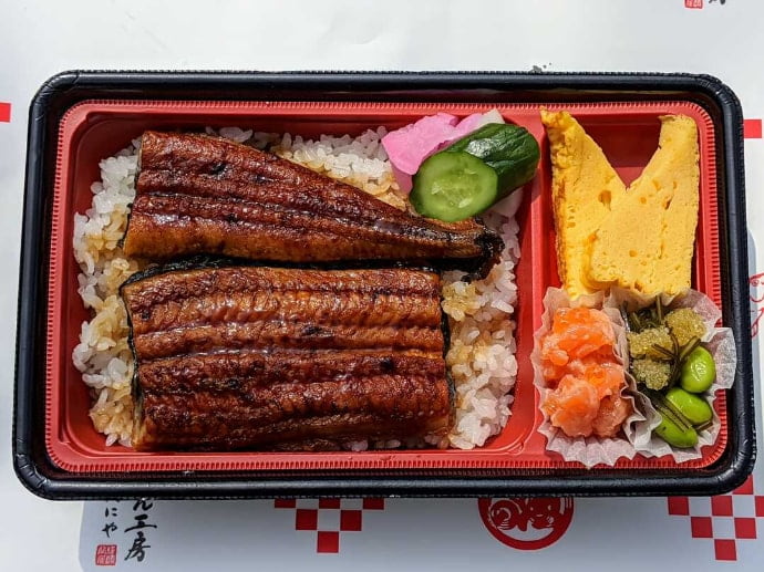 持ち帰りができるタニヤ食堂のうな丼弁当