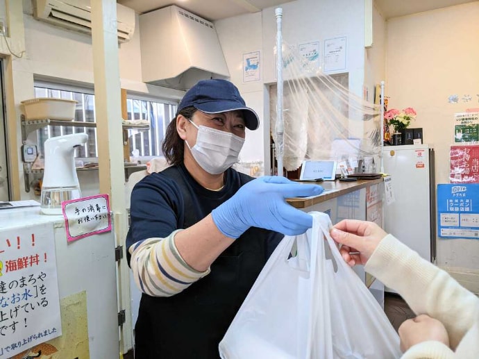 タニヤ食堂のテイクアウト受け渡し口