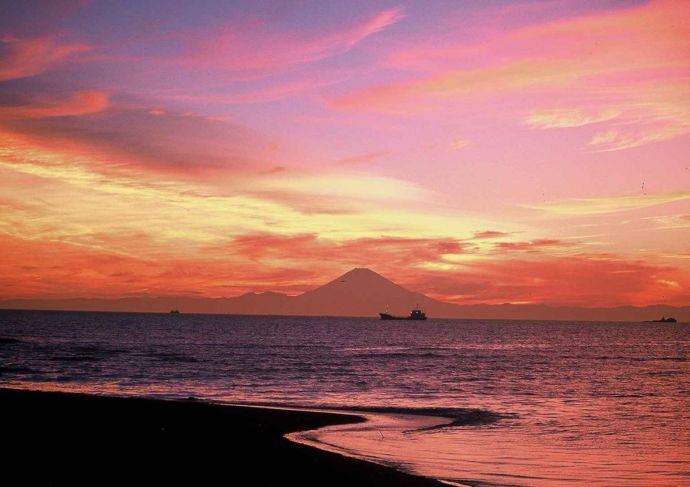 夕方の北条海岸から見えるダイヤモンド富士