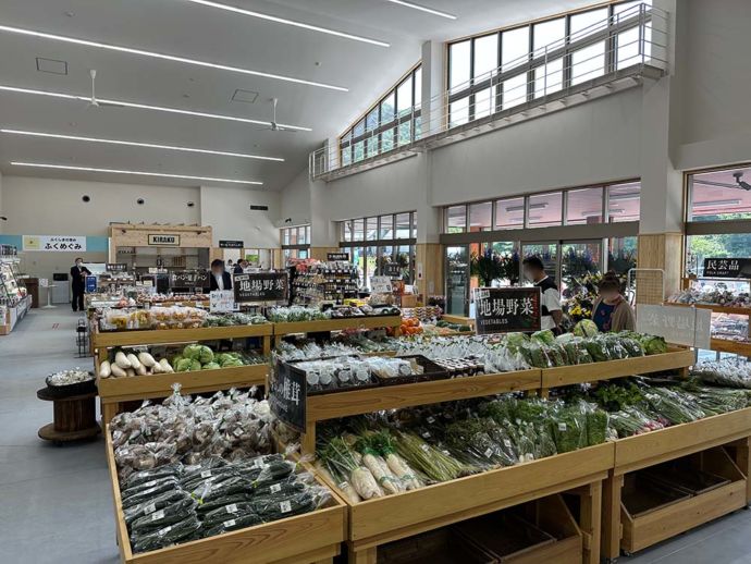 「道の駅 季の里天栄」の内観