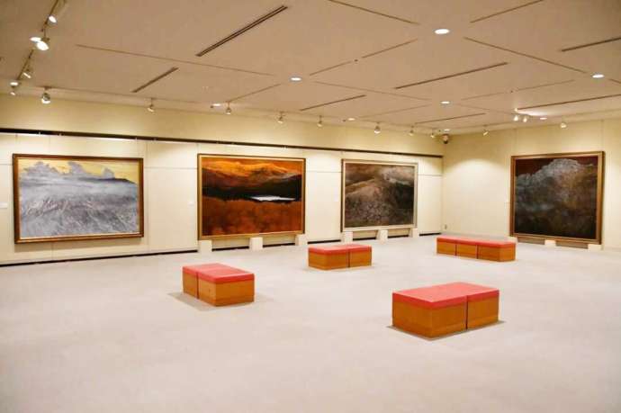 「天童市美術館」2階の展示室内部（今野忠一記念室）