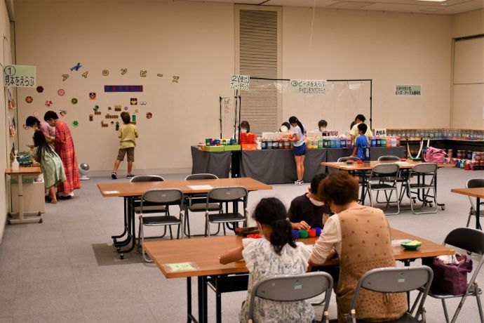 「天童市美術館」で開催されるワークショップ「体験美術館」の様子