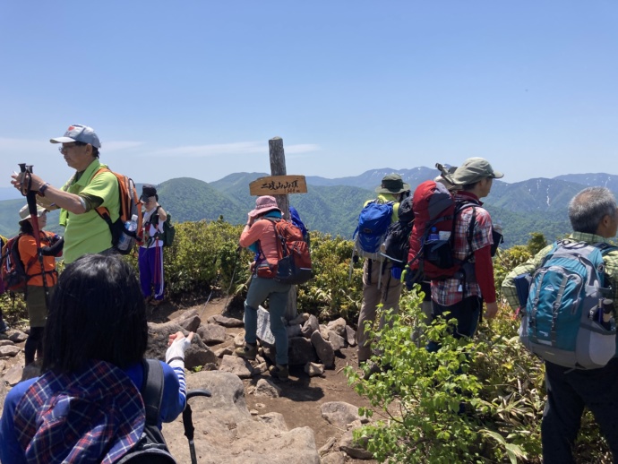 天栄村で開催される二岐山山開きに参加する登山者たち