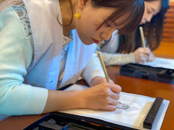 天光寺の写経に取り組む女性