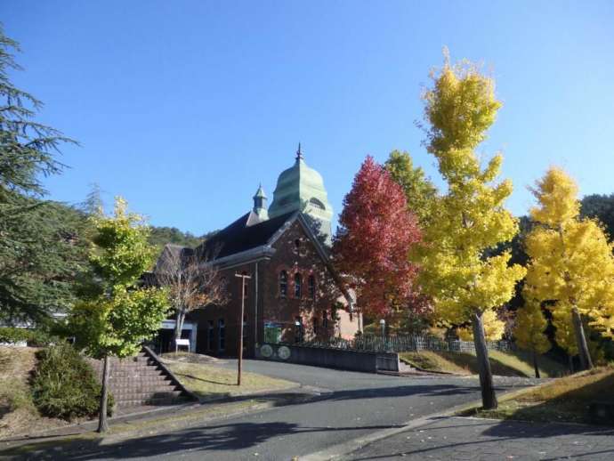 「天然砥石館」が入る「亀岡市交流会館」の正面外観（遠景）