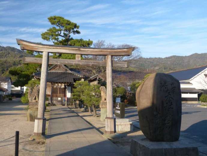 「大土地荒神社」と「手錢美術館」（右）