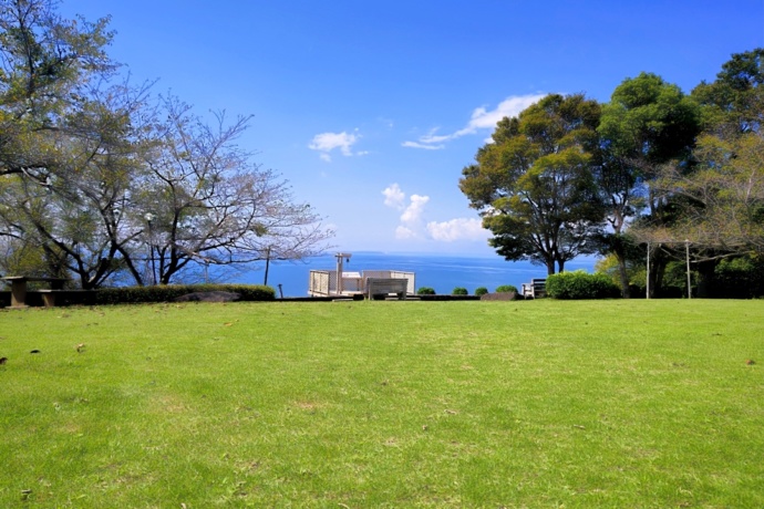 愛知県蒲郡市の「西浦園地」から青い三河湾を望む