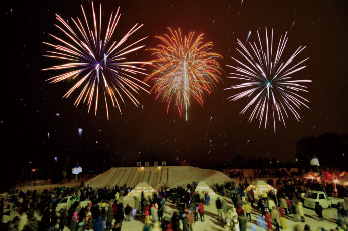 北海道当別町の冬のイベントあそ雪の広場で打ちあがる花火