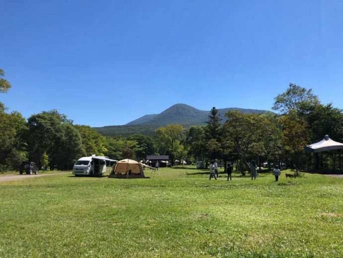 戸隠キャンプ場に張られたテントと車