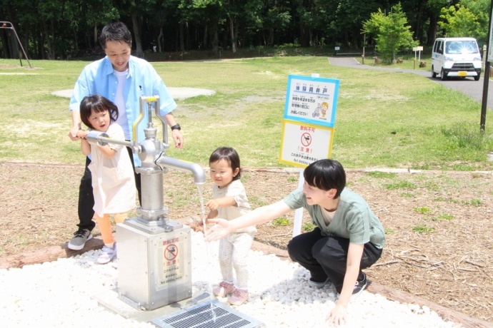 所沢カルチャーパークで遊ぶ親子