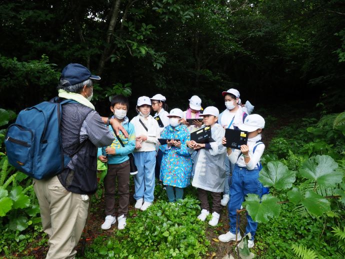 徳之島町の自然の中で学ぶ子どもたち