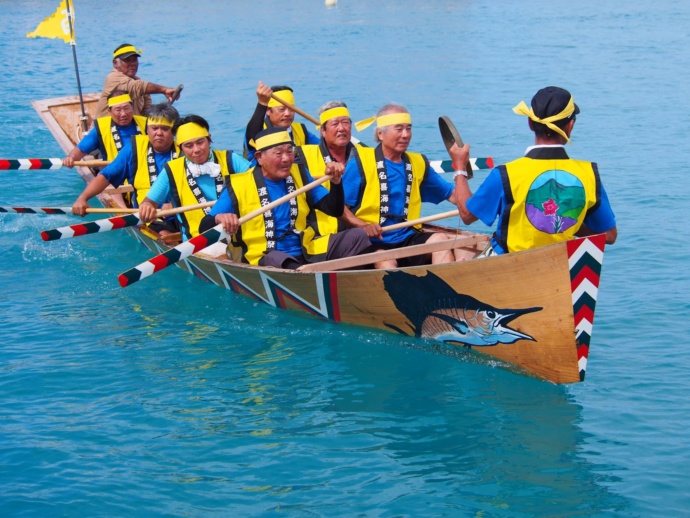 渡名喜村の海神祭で船を漕いでいる様子