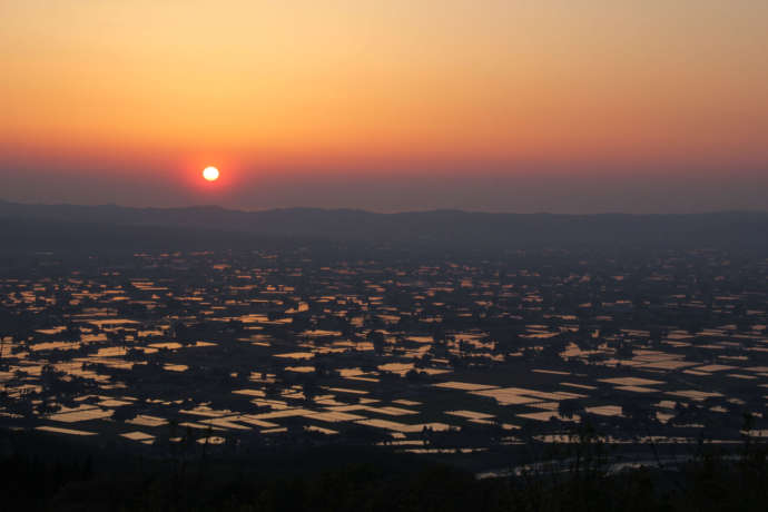 散居村の美しい夕暮れ