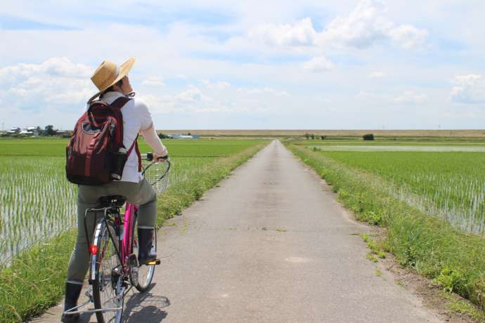 田園風景の中をサイクリングする様子