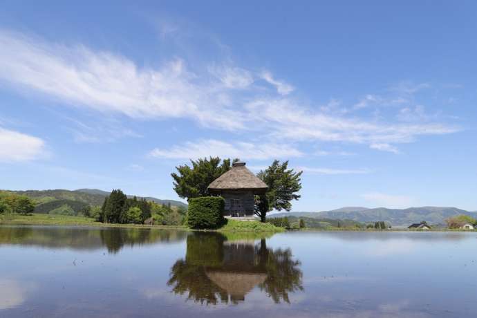 遠野を代表する風景のひとつである荒神神社