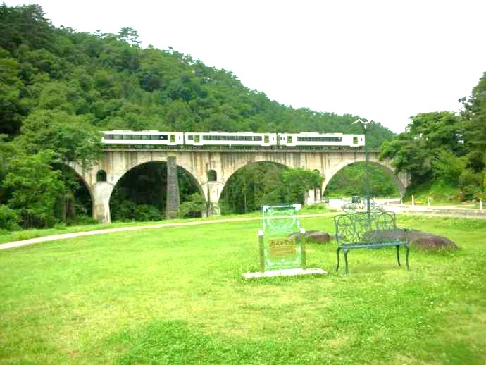 遠野市内を流れる宮守川に架かる半円が五つ連なるJR釜石線「めがね橋」