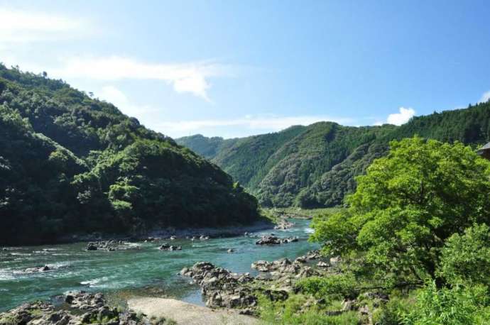 高知県高岡郡にある「道の駅四万十とおわ」から眺めた四万十川