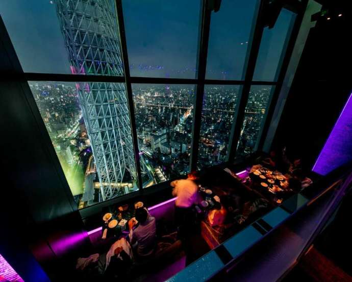 東京都墨田区の東京スカイツリータウン ソラマチにある「天空LOUNGE TOP of TREE」のソファ席