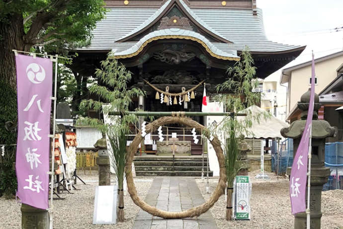 境内に茅の輪くぐりの準備がされた「取手八坂神社」の本殿正面