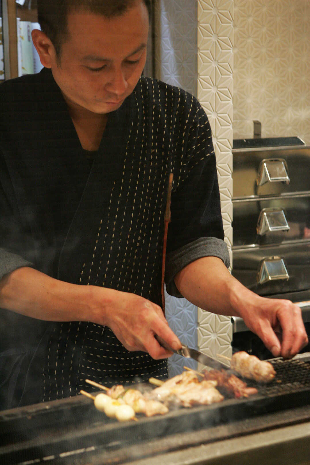 鶏炎 馬車道店で焼き鳥を焼いている様子