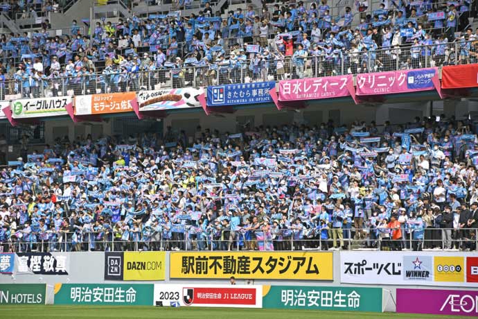 試合の日の鳥栖スタジアム（駅前不動産スタジアム）のスタンド