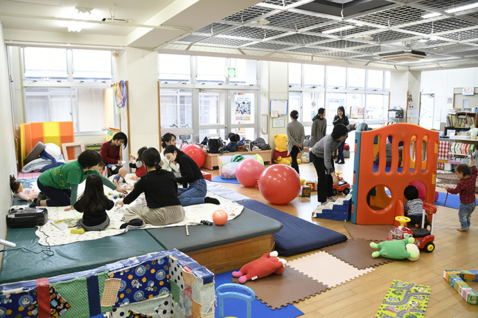 鳥栖市の子育て支援センターで遊ぶ親子たち