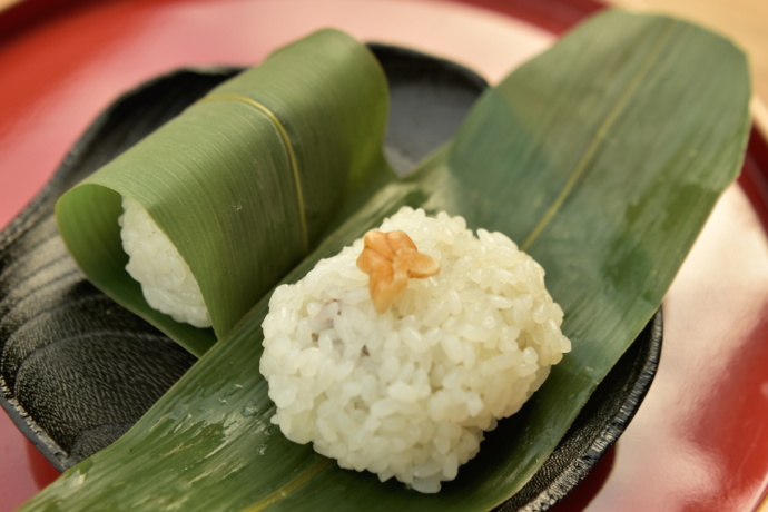 長野県須坂市の玉林餅菓子店で販売されている銘菓「笹巻道明寺」