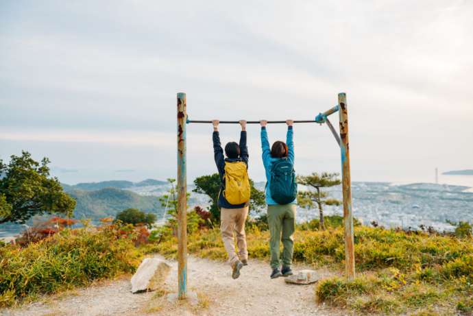 雄鷹台山でトレッキングを楽しむ人々