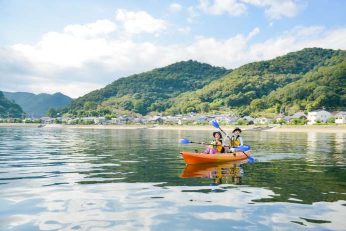 坂越湾の生島でカヤックを楽しむ人々