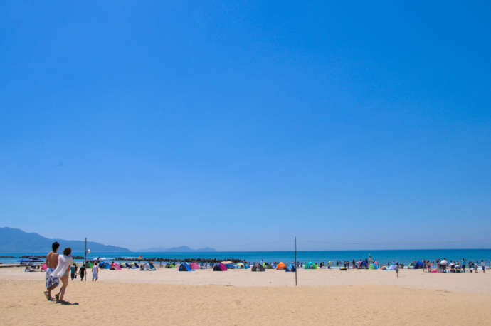 海水浴場を楽しむ人たち