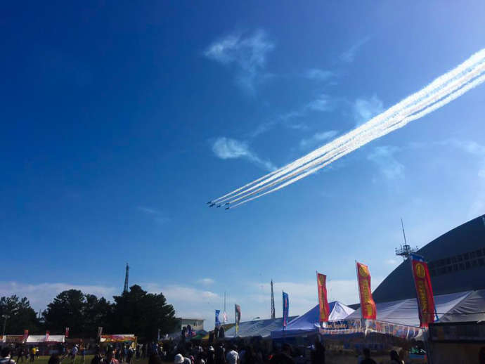 航空祭で飛行機が飛んでいる様子