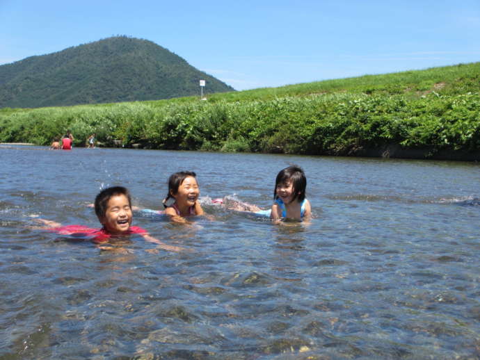 川の中で遊ぶ子ども