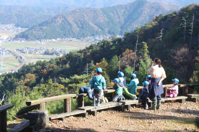 よもん平の景色を楽しむ子どもたち