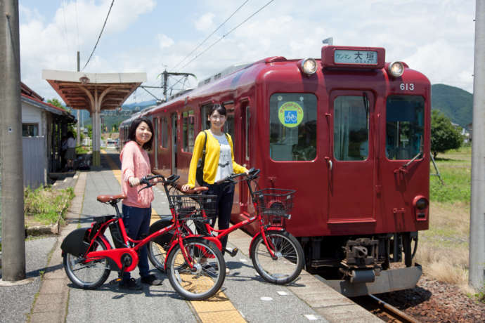 自転車に乗る女性と養老鉄道