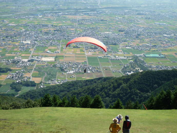 池田山でパラグライダーを楽しむ人たち